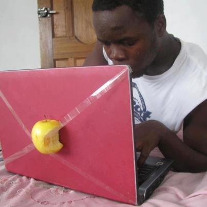 apple-pc-negro-mela-attaccata-con-lo-scotch