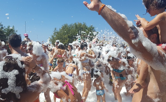 schiuma party villaggio torre rinalda